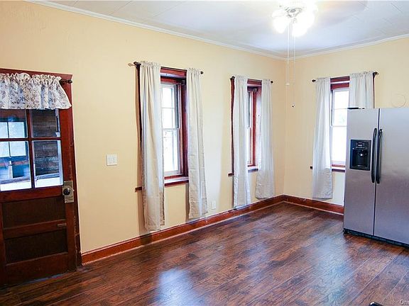 5th image of 252 Walsh Ave