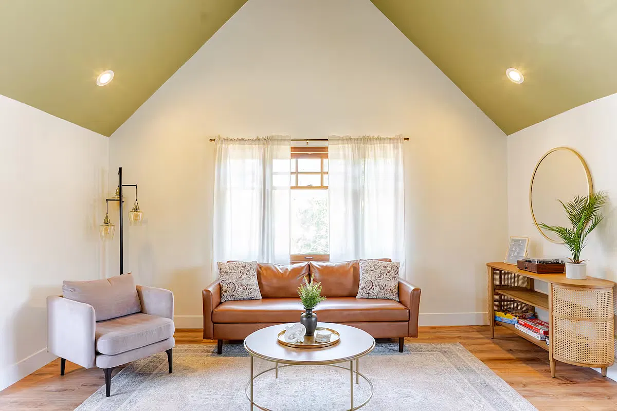 2 bed, 1100 sqft, $3,200 — Photo 2