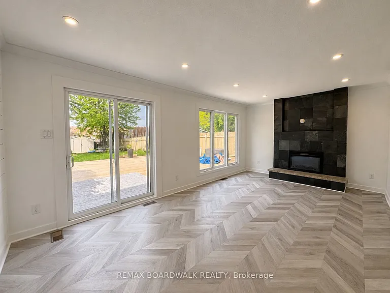 4396 Whittaker Cres — Photo 13