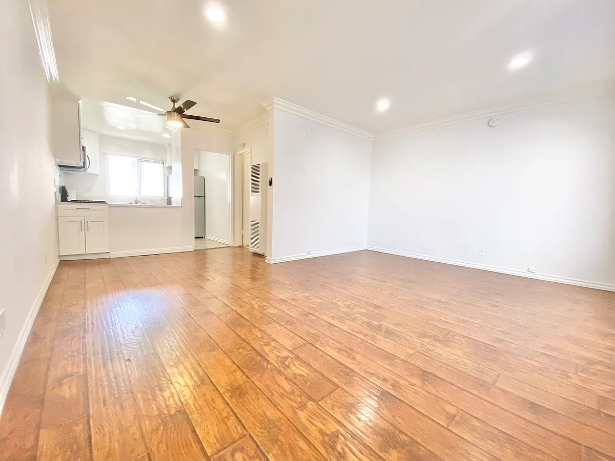Building Photo - 6151 Fountain Ave #15
