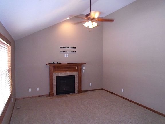 3rd image of 1410 Meadowbrooke Ln