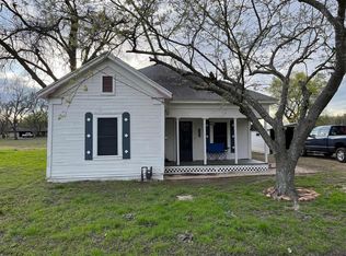 139 N 2nd St, Deport, TX 75435