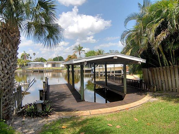 4th image of 305 Coral Reef Dr
