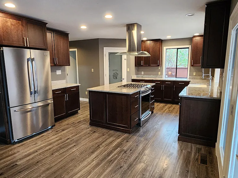 1615 NW Olmar Dr — Photo 2