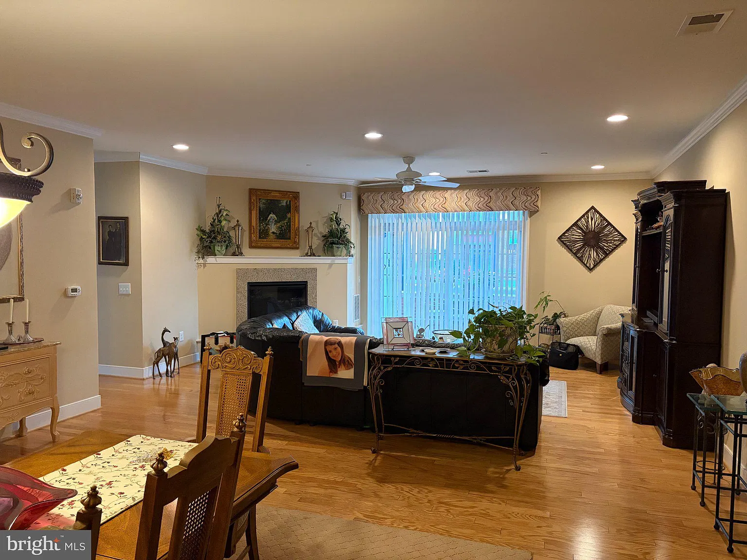 2 bed, 2.0 bath, 2289 sqft, $3,200 — Photo 2