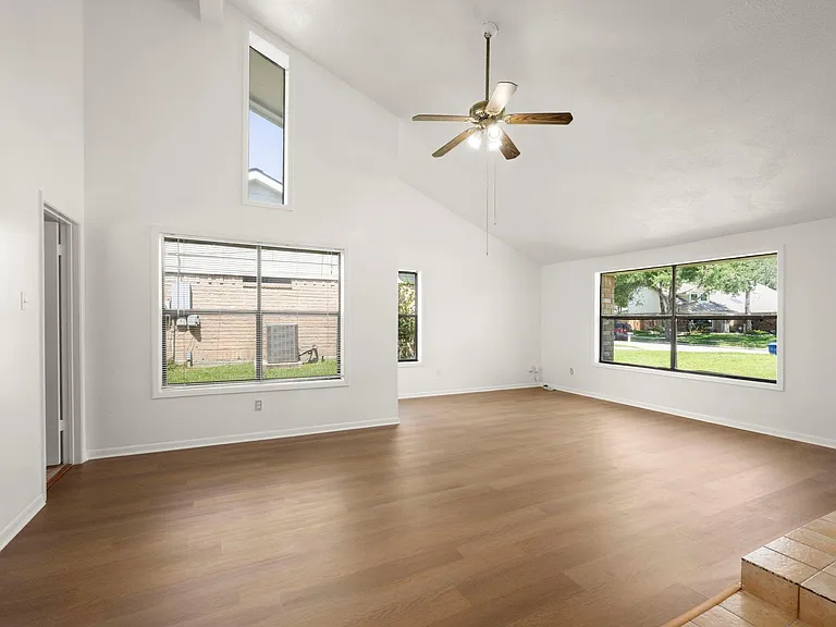 7415 Creekfield Dr — Photo 10