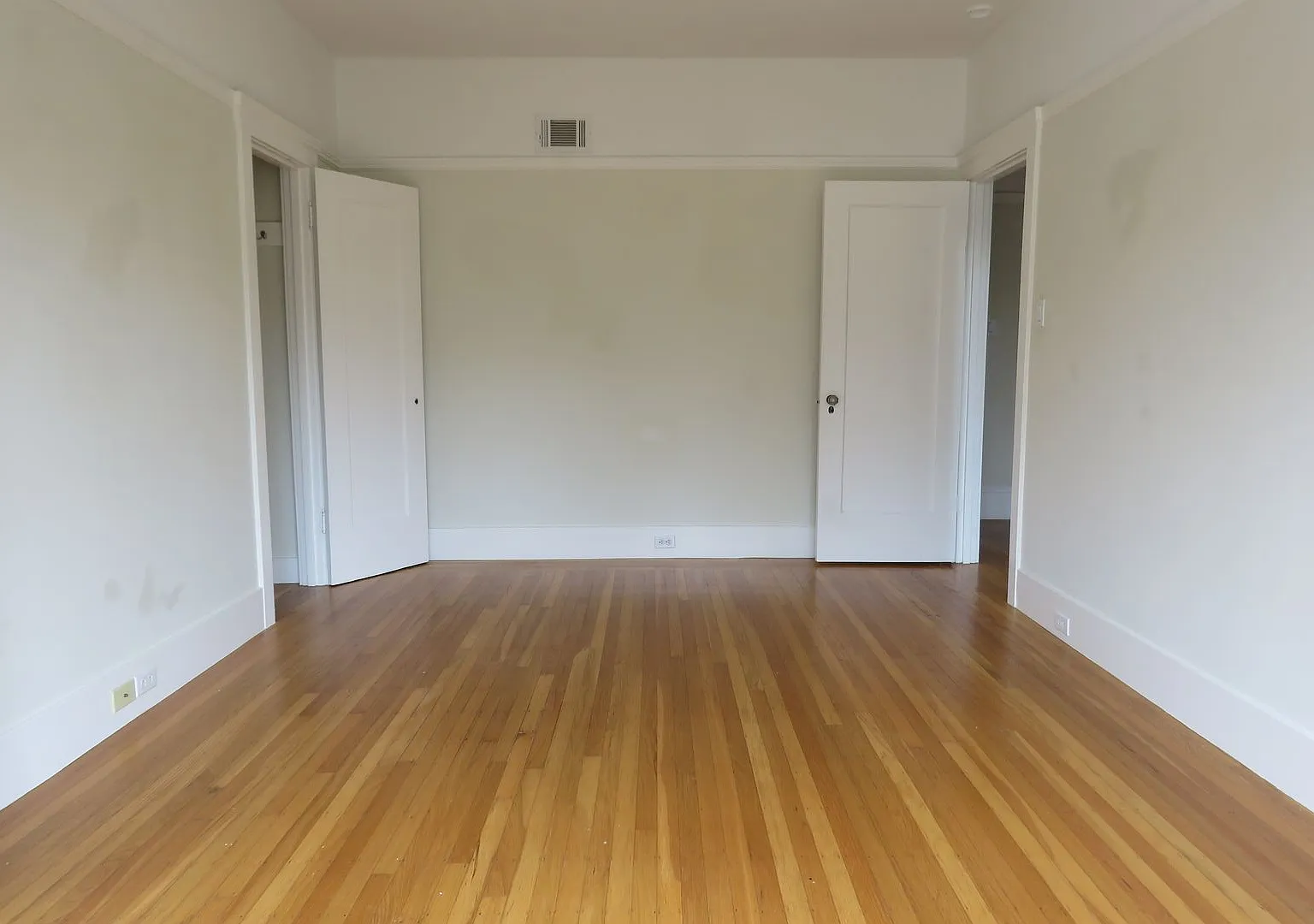 Richmond Gem - 2 bedrooms - 1 bathroom- parking one car — Photo 3
