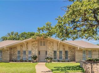 23 Country Club Ct, Pantego, TX 76013