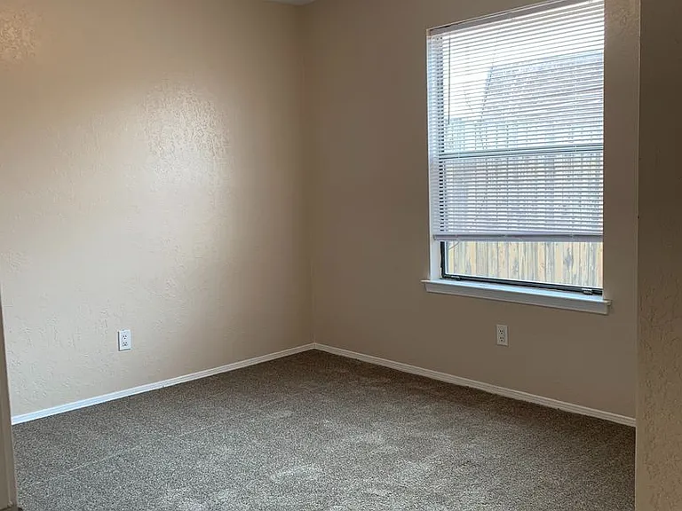 1011 Meadowlark Ct SE — Photo 9