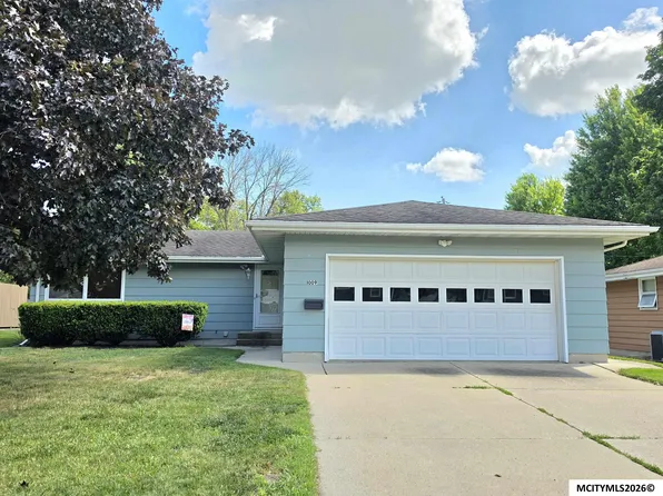 1009 Manor Dr, Mason City, IA 50401