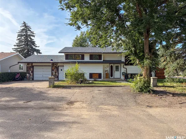 200 3rd Street E, Ponteix, SK S0N 1Z0