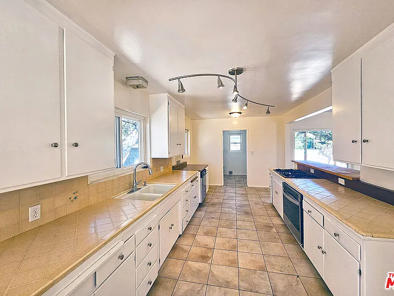 3700 Glenwood Ave — Photo 11