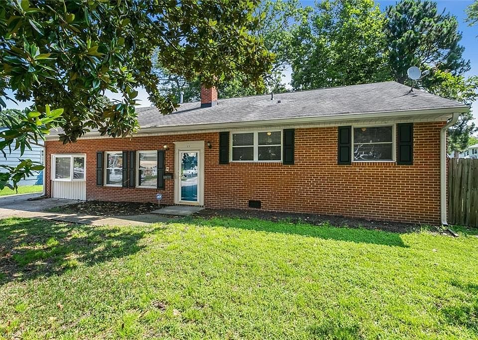 1st image of 820 Chatsworth Dr