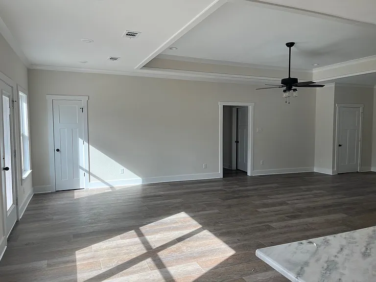 917 Vista Dr — Photo 3