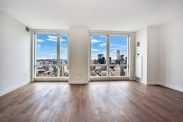 Rented by Hooli Homes New York Inc | media 13