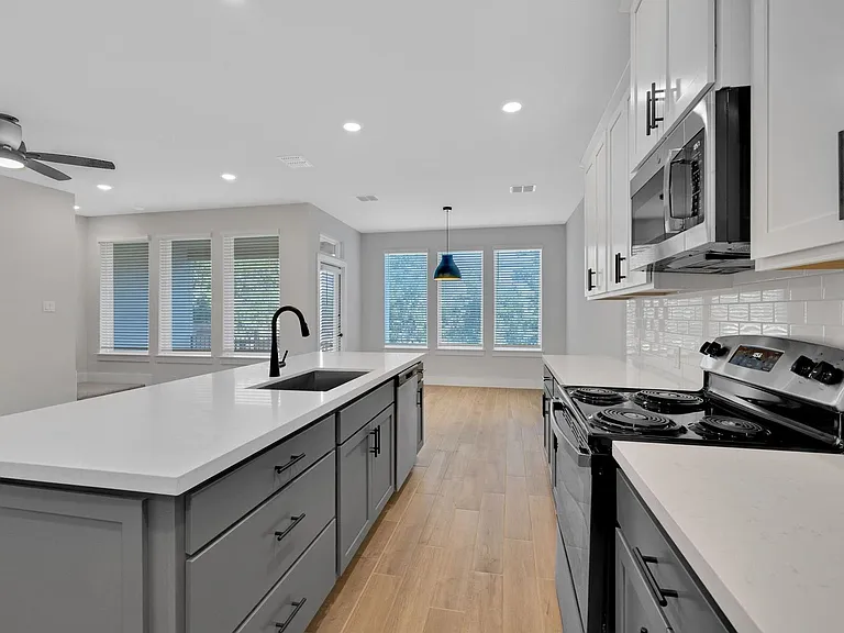 13615 Giovannis Gdn — Photo 10