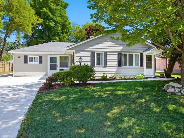 139 Birch St, Carpentersville, IL 60110