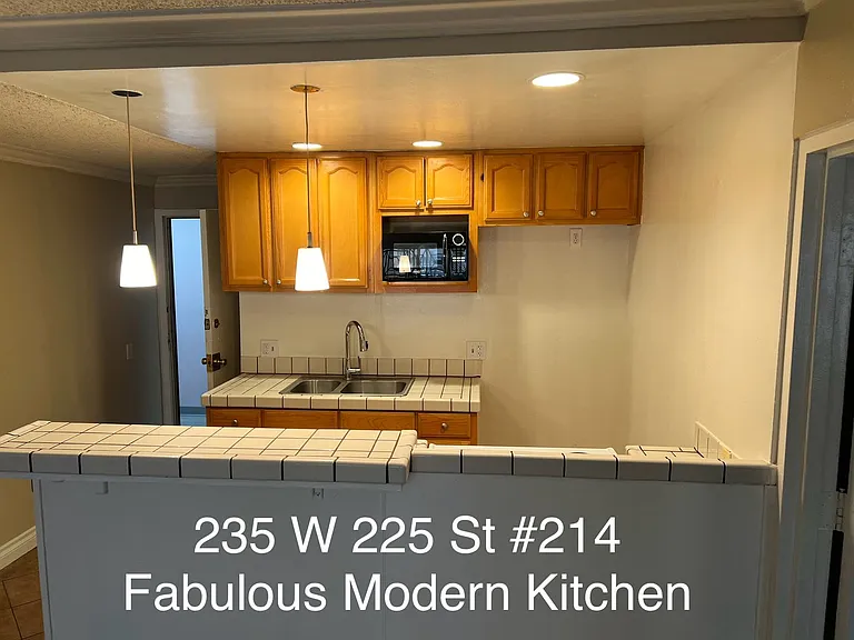 225 W 6th St #214 — Photo 6