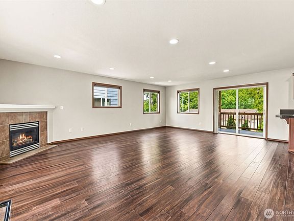 4th image of 1011 94th Drive NE