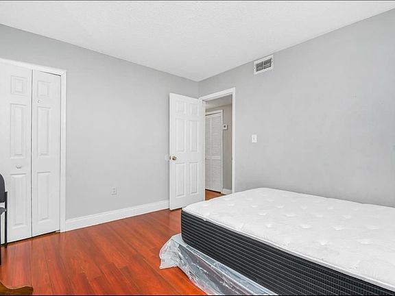 4th image of 809 Sky Lake Cir APT C