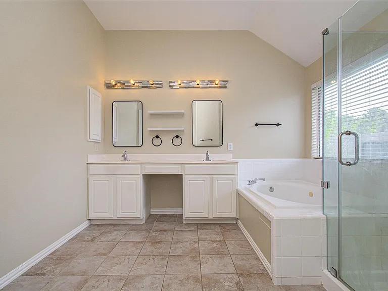 18223 Heathridge Ln — Photo 37