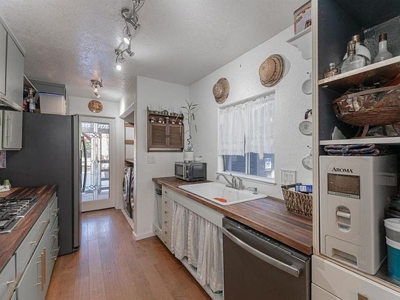 2nd image of 159 Donner Ave #1/2