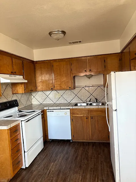 208 Veterans Ave - 201 — Photo 4
