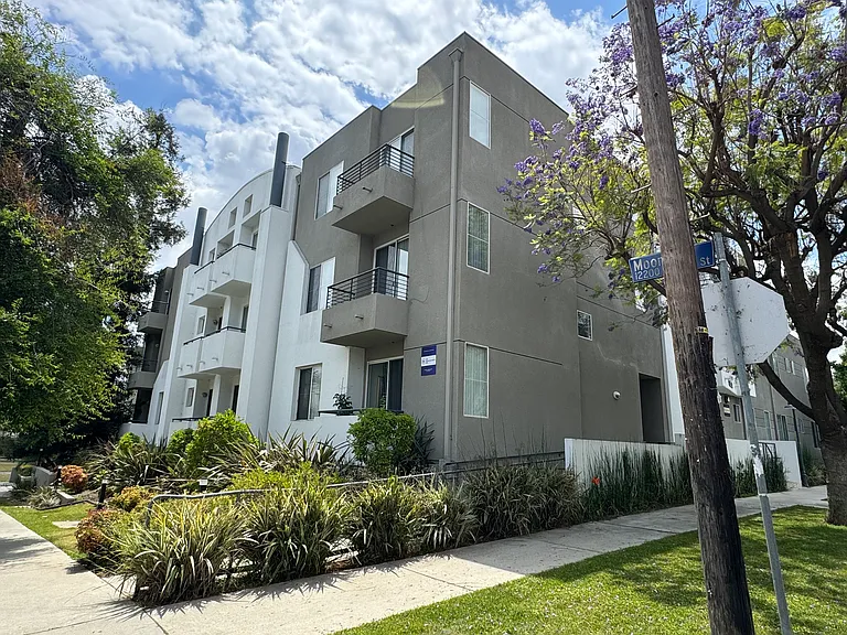 12222 Moorpark St #206 — Photo 2