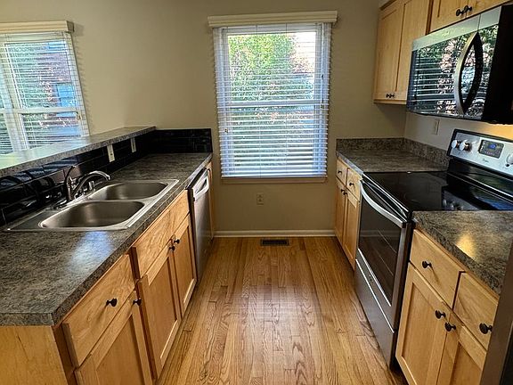 5th image of 644 S 2nd St APT 4