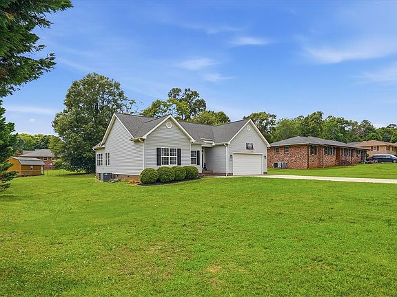 3rd image of 210 Loblolly Dr
