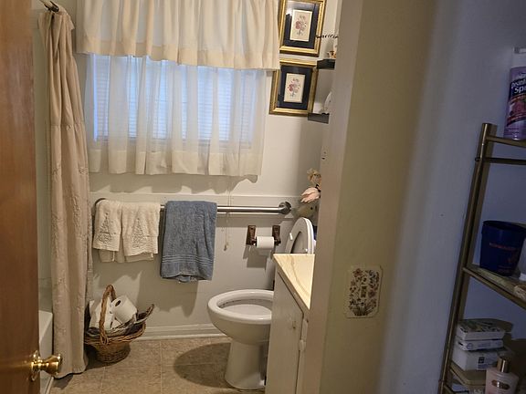 3rd image of 870 Shady Ln