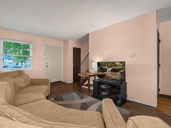 3rd image of 5690 Beechcroft Rd APT B