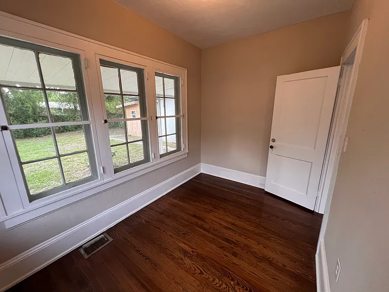 220 Leon Ave — Photo 20