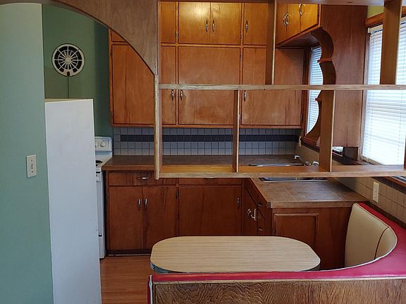 2nd image of 215 E Belleville St