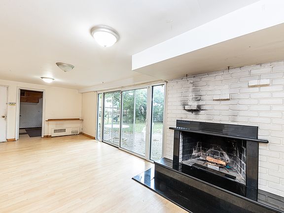 2nd image of 224 Pearsall Pl