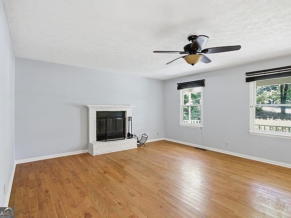 2nd image of 104 Lance Rd NE