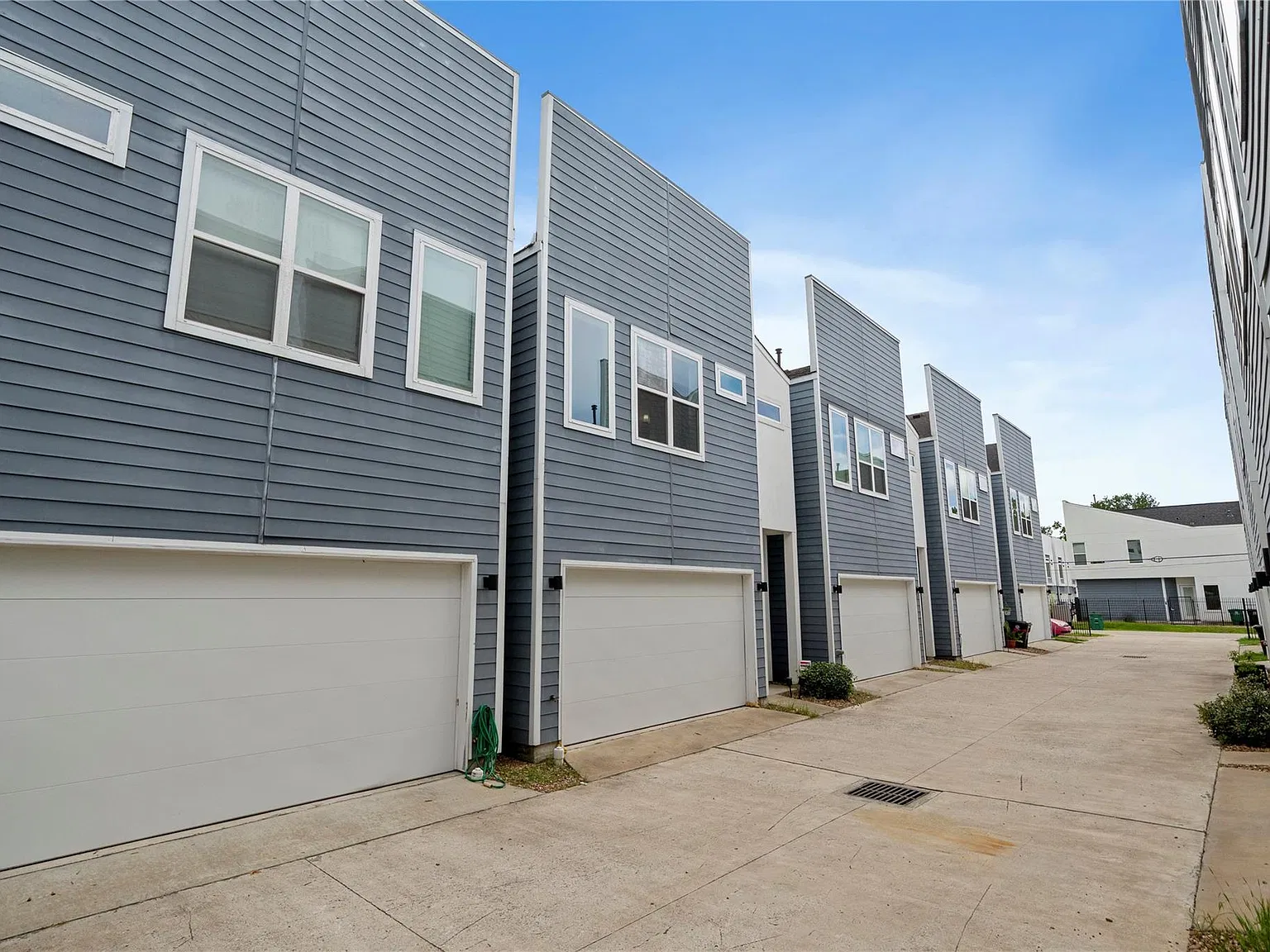 3 bed, 2.5 bath, 1625 sqft, $2,400 — Photo 3
