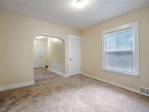 5th image of 1152 Manning Ave