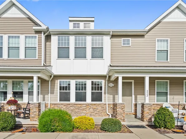 223 Spring Blossom Cir, Beaver Falls, PA 15010