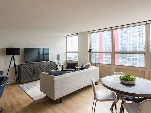 4th image of 2101 S Michigan Ave #2/1