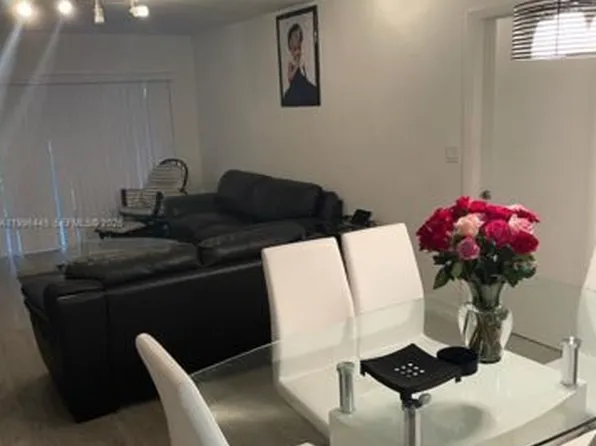 100 Lakeview Dr APT 207, Weston, FL 33326
