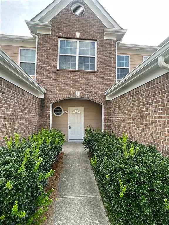 3 bed, 2.5 bath, 1836 sqft, $2,100 — Photo 2