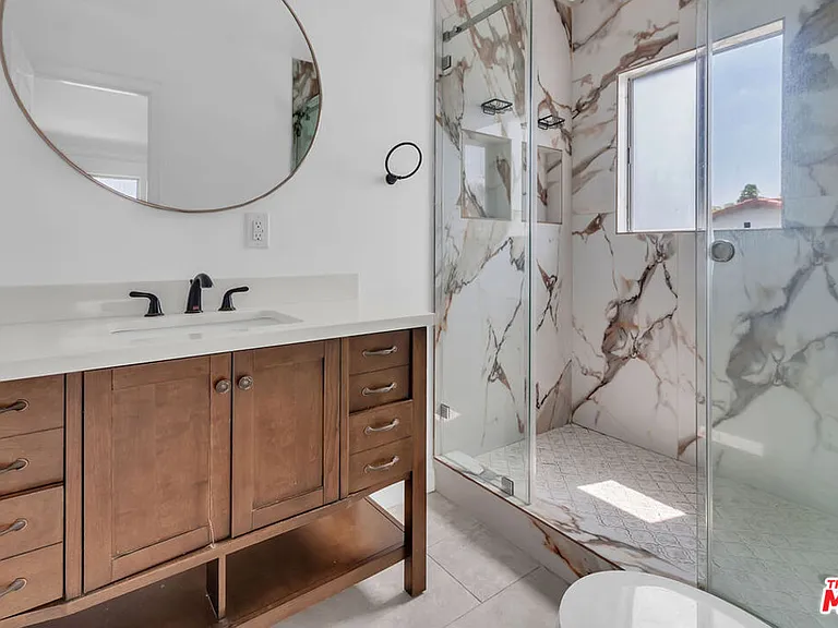 8300 Blackburn Ave — Photo 22