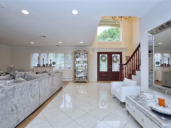 4th image of 225 Crown Ave