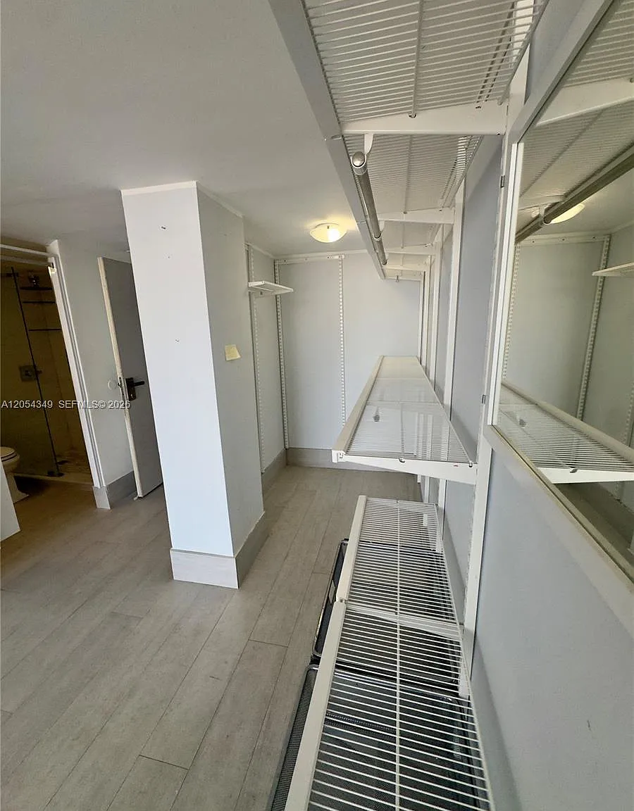 Venetia Condo — Photo 4