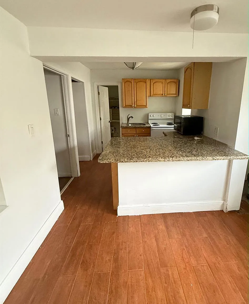 2 bed, 1.0 bath, 535 sqft, $1,900 — Photo 3