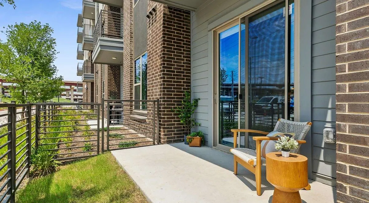 1 bed, 1.0 bath, 699 sqft, $1,695 — Photo 1
