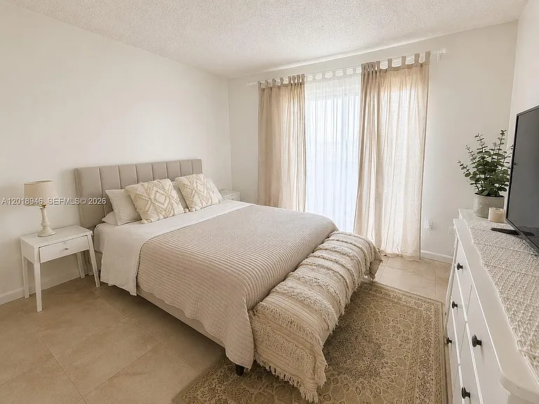 2924 Collins Ave #404 — Photo 5