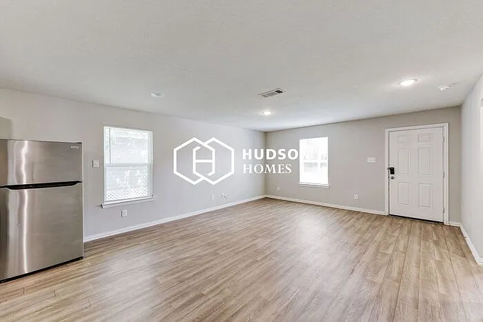 423 Armstrong St — Photo 4