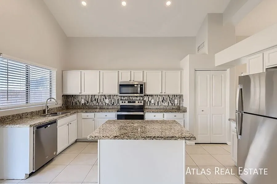 Stunning 3 Bedroom 3 Bathroom Home in Corte Sierra — Photo 4
